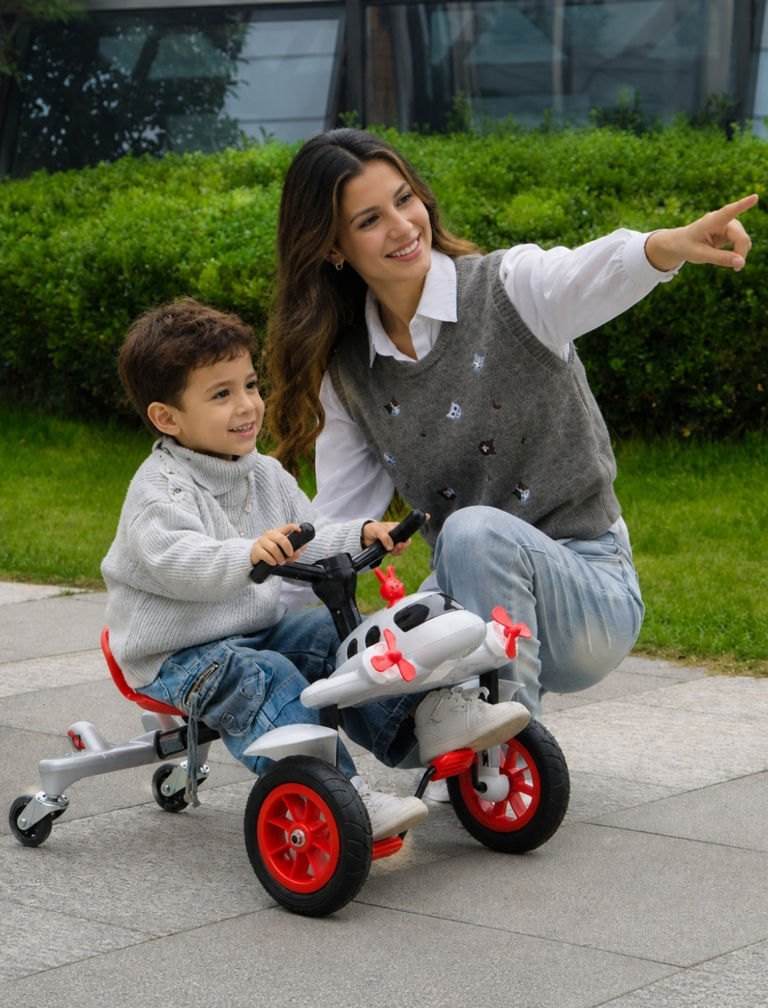 Mãe e filho brincando com o Quadriciclo AeroKids®